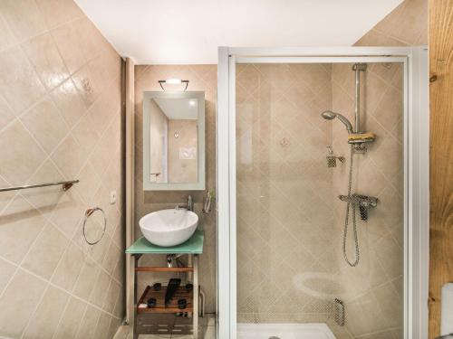 une salle de bain avec un lavabo et une douche dans l'établissement Appartement Courchevel 1850 avec 2 chambres et services inclus - FR-1-564-37, à Courchevel