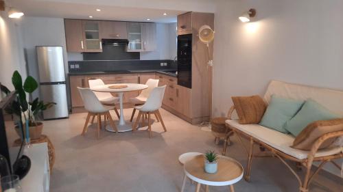 un salon avec un canapé et une table dans l'établissement L Arancio - Centre village - Piscine - 4 pers, à Bessan