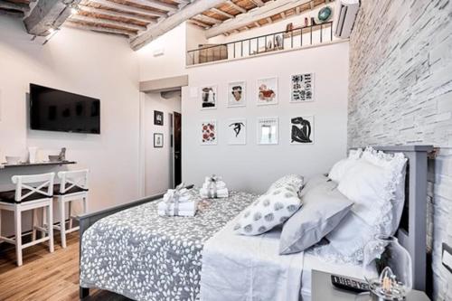 um quarto com uma cama e uma televisão em La Casina di Aldo em Montepulciano