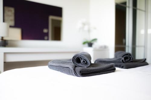 un par de toallas sentadas en un mostrador en un baño en Stunning Sea Views, luxury apartment beaches & restaurants are a short walk away en Newquay