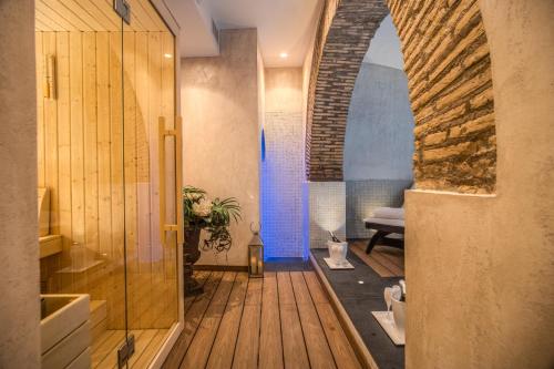 羅馬的住宿－Boutique Relais Barozzi & SPA，客房设有带木地板和沙发的走廊