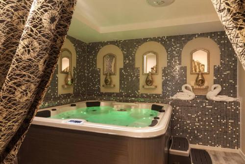 baño con jacuzzi y 3 espejos en La Casa dei Sogni, en Flayosc