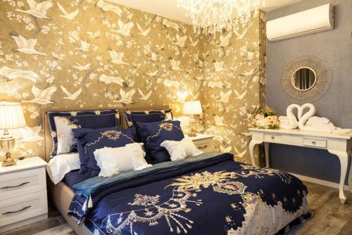 1 dormitorio con 1 cama con papel pintado de pájaro en La Casa dei Sogni, en Flayosc