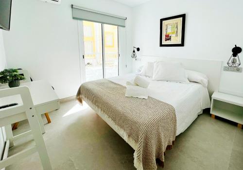Een bed of bedden in een kamer bij Hostal Las Palmas