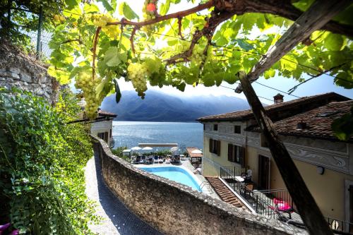 uitzicht op een huis en een zwembad bij Appartamento Scalinata San Rocco in Limone sul Garda