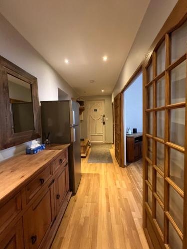 Kuchyň nebo kuchyňský kout v ubytování onlysaintg - Apartment Bernadette Spacious 4 bedrooms Great views, 120 m2 Only 500m from the centre and ski lift GREAT YEAR ROUND