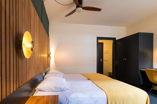 Кровать или кровати в номере Hotel Café Restaurant De Posthoorn