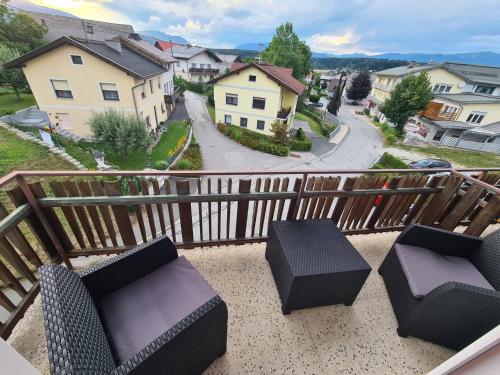 a balcony with two chairs and a view of a street at Orchidea2 in Finkenstein
