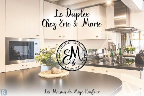 una cocina con una encimera con un letrero. en Les Maisons de Maje - Le Lingot, en Honfleur