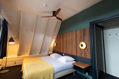 Кровать или кровати в номере Hotel Café Restaurant De Posthoorn