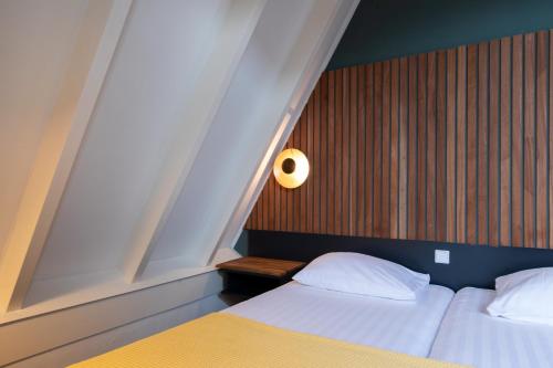 Кровать или кровати в номере Hotel Café Restaurant De Posthoorn