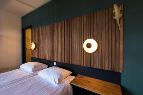 Кровать или кровати в номере Hotel Café Restaurant De Posthoorn