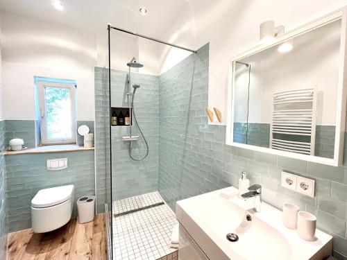 a bathroom with a sink and a shower at 3 Zimmer Ferienwohnung Burghof mit Balkon im Herzen Flensburgs in Flensburg
