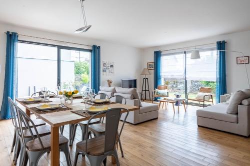 Fotografia z galérie ubytovania Belle maison familiale contemporaine avec piscine v destinácii Nantes