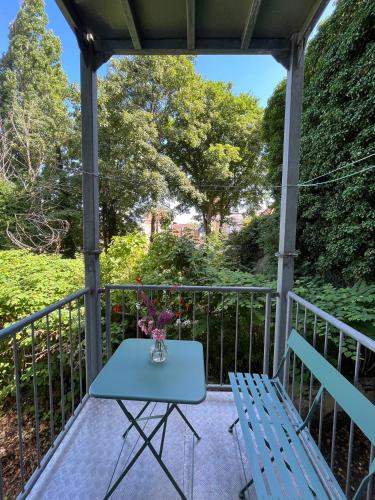 a blue table and chairs on a porch at 3 Zimmer Ferienwohnung Burghof mit Balkon im Herzen Flensburgs in Flensburg