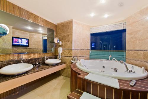 Bilik mandi di Sentido Kamelya Selin Luxury Resort & SPA