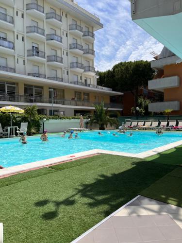 貝拉里亞－伊賈馬里納的住宿－諾迪魯斯酒店，一座大建筑前的游泳池
