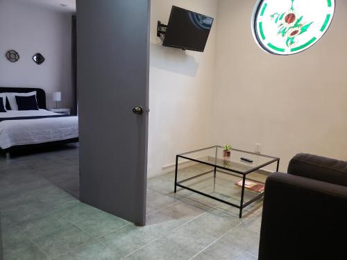 Habitación con sofá, mesa y cama en Pepper My Love!, en Ciudad de México