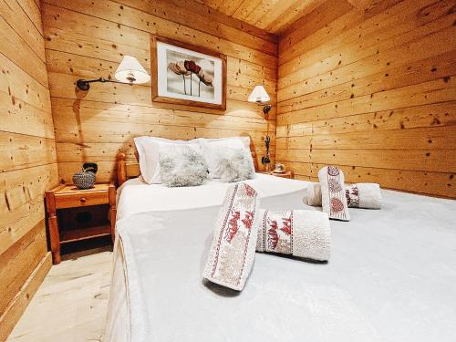 una camera con un letto in una cabina di legno di Le Flocon a Champagny-en-Vanoise