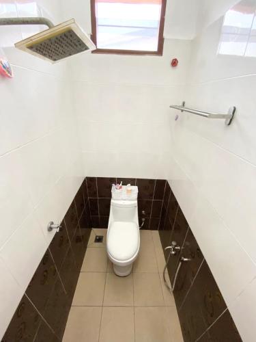 ein Bad mit WC in einer Badezimmerkabine in der Unterkunft Chloe's Homestay in Kuala Terengganu
