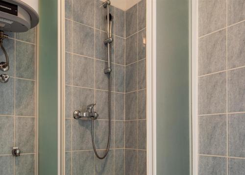 eine Dusche mit einem Schlauch im Bad in der Unterkunft Apartments Iva in Crikvenica