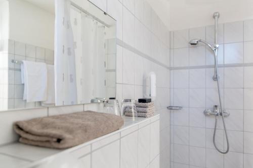 y baño con lavabo y ducha con espejo. en Gasthaus Adler Ettenheim- mit self Check-In - Key Boxes, en Ettenheim