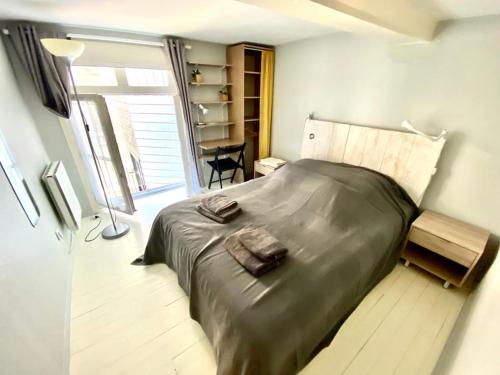 Un dormitorio con una cama grande en una habitación. en Vieux-Lille : Appartement de charme, en Lille