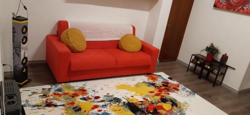 een rode bank met gele kussens in de woonkamer bij Che bella vita! in Monopoli