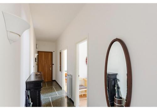 una camera con specchio e corridoio di ALTIDO Lovely Flat w/Balcony a Rapallo