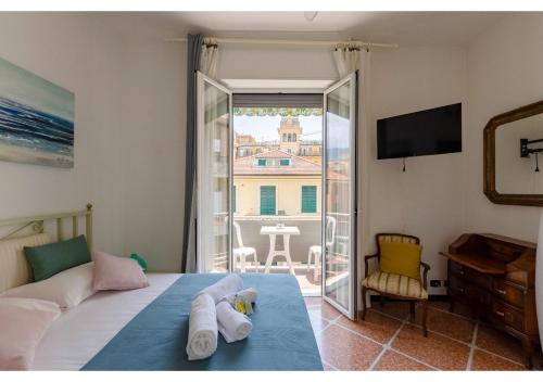 una camera con letto e porta scorrevole in vetro di ALTIDO Lovely Flat w/Balcony a Rapallo