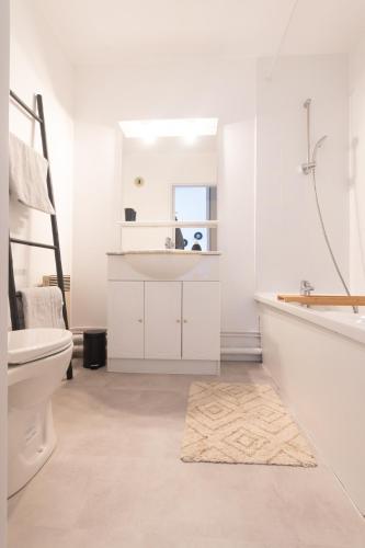 une salle de bain avec un lavabo, une baignoire et des toilettes dans l'établissement Bienvenue chez vous Très calme et en plein centre, à Mantes-la-Jolie