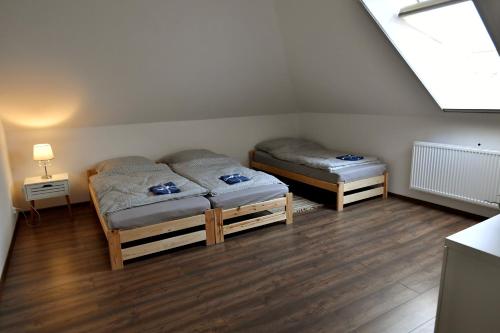 Ένα ή περισσότερα κρεβάτια σε δωμάτιο στο Apartament u Joli