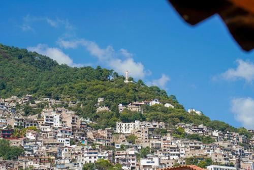 a cross on top of a hill with houses at Casa Colonial Taxco Centro in Taxco de Alarcón