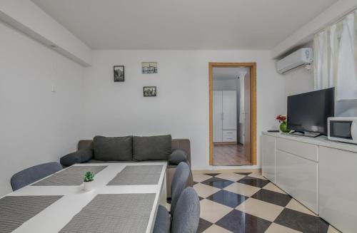 TV a/nebo společenská místnost v ubytování Apartments D
