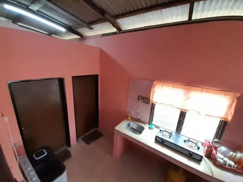 a small room with a sink and a window at AMZ WOODHOMESTAY AT GONG KIAT, KUALA TERENGGANU in Kuala Terengganu