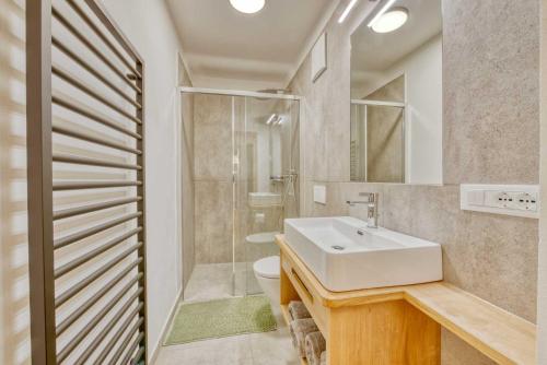 uma casa de banho com um lavatório e um WC em Residence Schnals em Senales