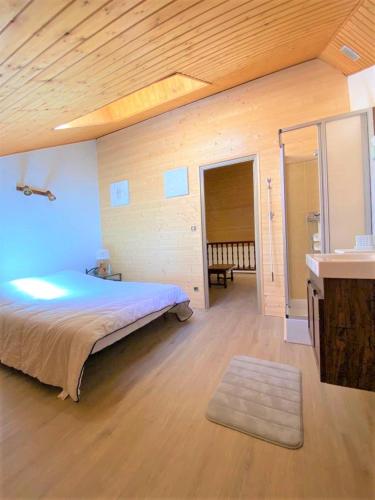 une chambre avec un grand lit et un lavabo dans l'établissement Résidence Les Arcades 2 pièces 8 personnes, à Saint-Étienne-en-Dévoluy