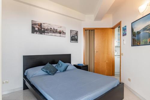 Un dormitorio con una cama con almohadas azules. en Casa Azzurra - Sea View Apartment, en Letojanni