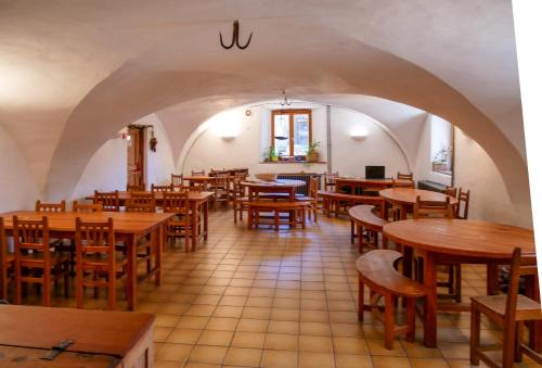 um restaurante vazio com mesas e cadeiras de madeira em Chalet le Genepy with amazing views! em Molines-en-Queyras