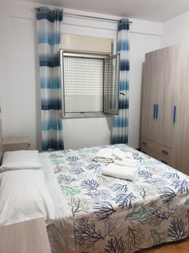 1 dormitorio con 1 cama con toallas en La stanzetta dì Lulu’, en Palinuro