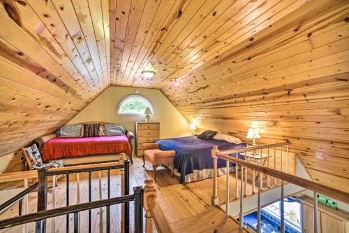 Habitación con 2 camas en una cabaña de madera en Golfers Retreat Guntersville Lake On-Site, en Guntersville