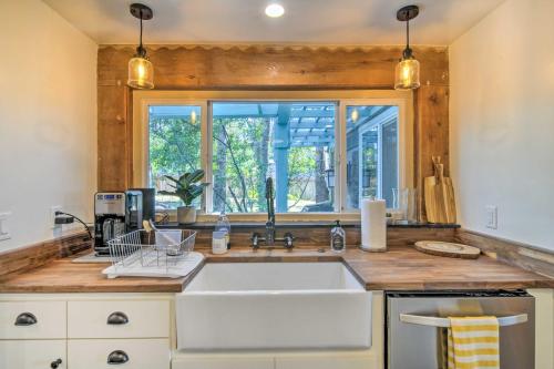 cocina con fregadero y ventana en Scenic Lake Almanor Home with Mountain Views!, en Lake Almanor