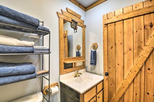 Ett badrum på Cabin in Resort - half Mi to Guntersville Lake!