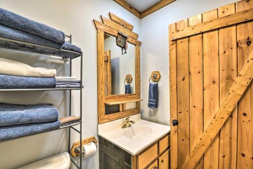 un baño con lavabo y espejo en Cabin in Resort - half Mi to Guntersville Lake!, en Guntersville
