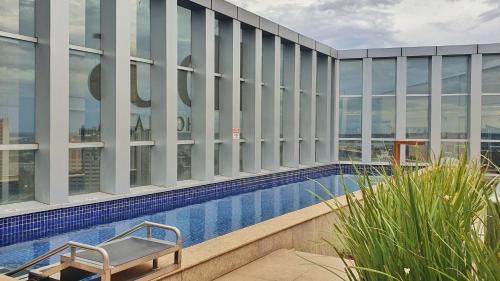 una piscina en la azotea de un edificio en BSB STAY EXECUTIVE FLATS PARTICULARES -SHN, en Brasilia