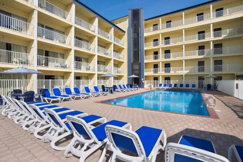 Bazén v ubytování Howard Johnson by Wyndham Ocean City Oceanfront nebo v jeho okolí
