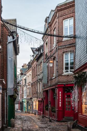 une rue vide dans une vieille ville avec des bâtiments dans l'établissement Les Maisons de Maje - Le Lingot, à Honfleur