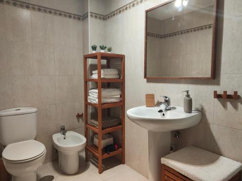 y baño con lavabo, aseo y espejo. en Apartamento familiar en Madrid