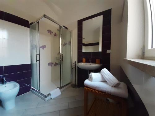 聖塔·馬里亞·迪·卡斯特的住宿－B&B LA PIAZZETTA，带淋浴、盥洗盆和卫生间的浴室