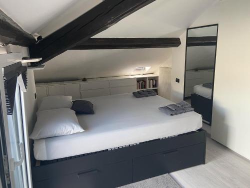 ein Schlafzimmer mit einem großen weißen Bett in einem Zimmer in der Unterkunft Rooftop openspace with balconies parking and bbq in Como